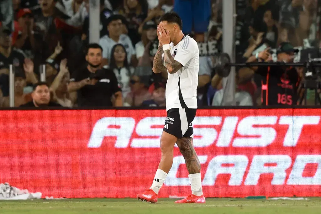 Javier Correa vivió una noche para el olvido en Colo Colo. Imagen: Felipe Zanca/Photosport