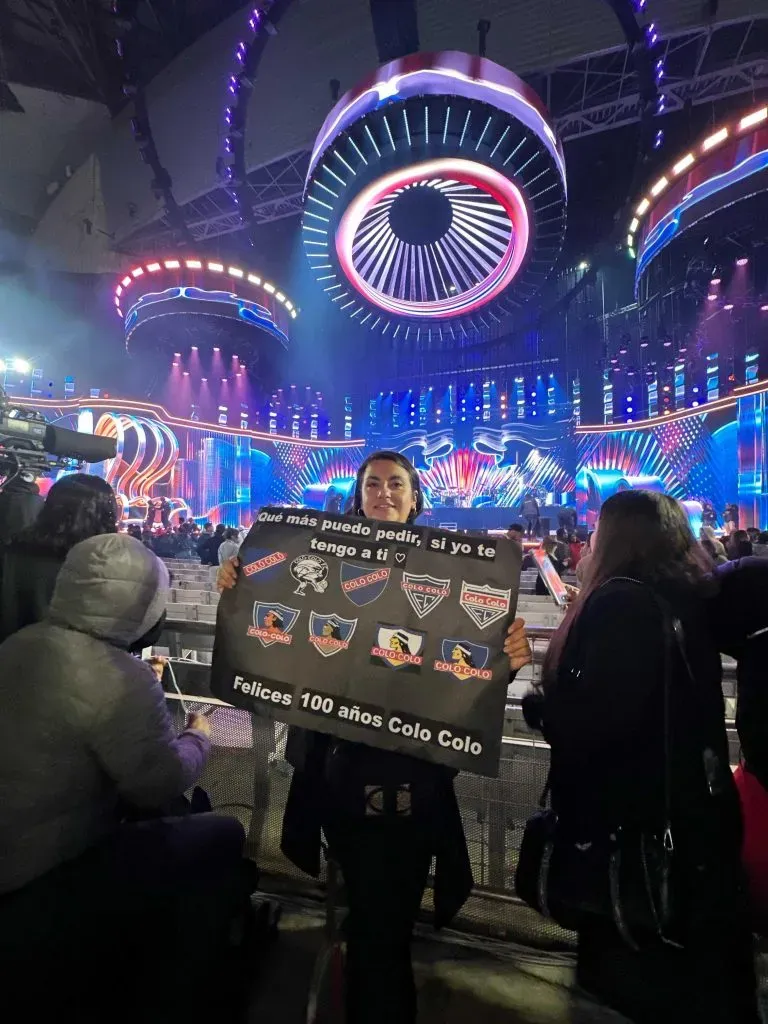 Karina Eguíluz y el cartel de Colo Colo durante el Festival de Viña del Mar 2025. Imagen: Cedida