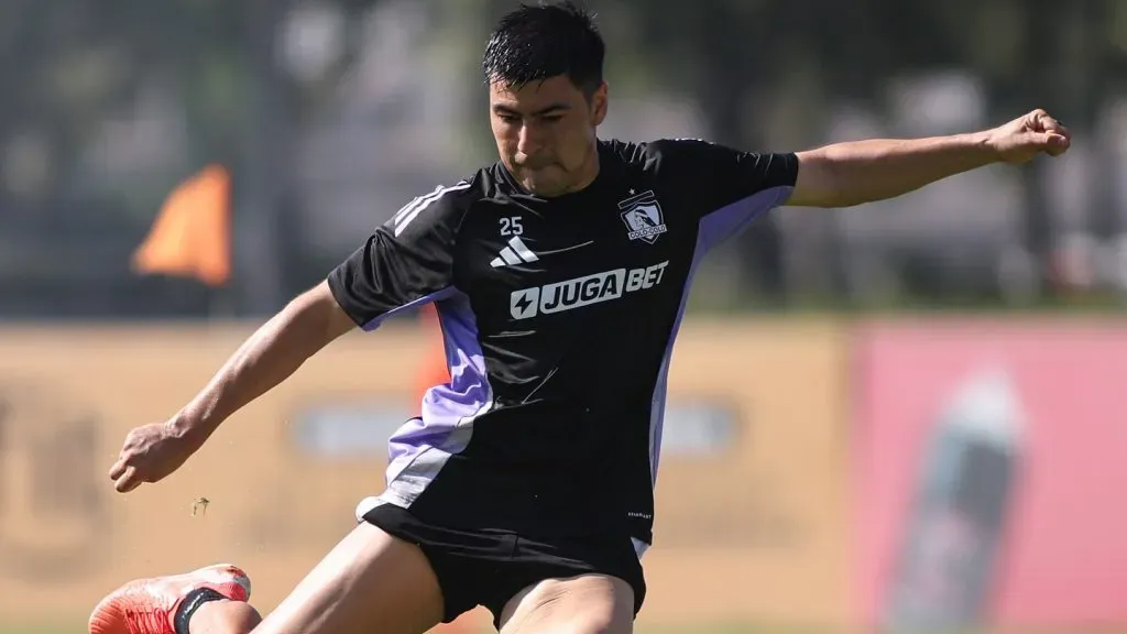 Tomás Alarcón sigue sin sumar muchos minutos en Colo Colo.