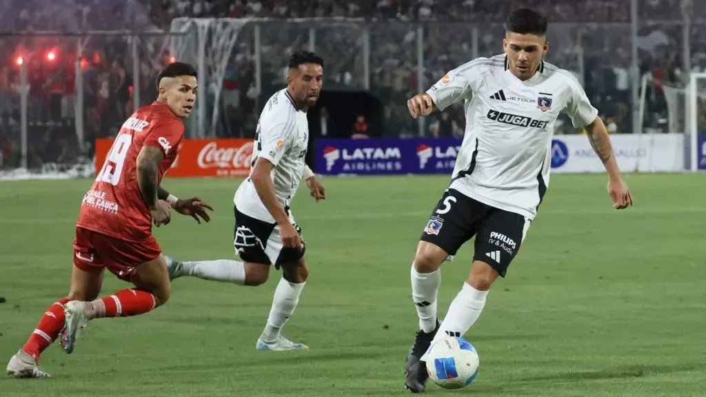 Víctor Felipe Méndez con la camiseta de Colo Colo