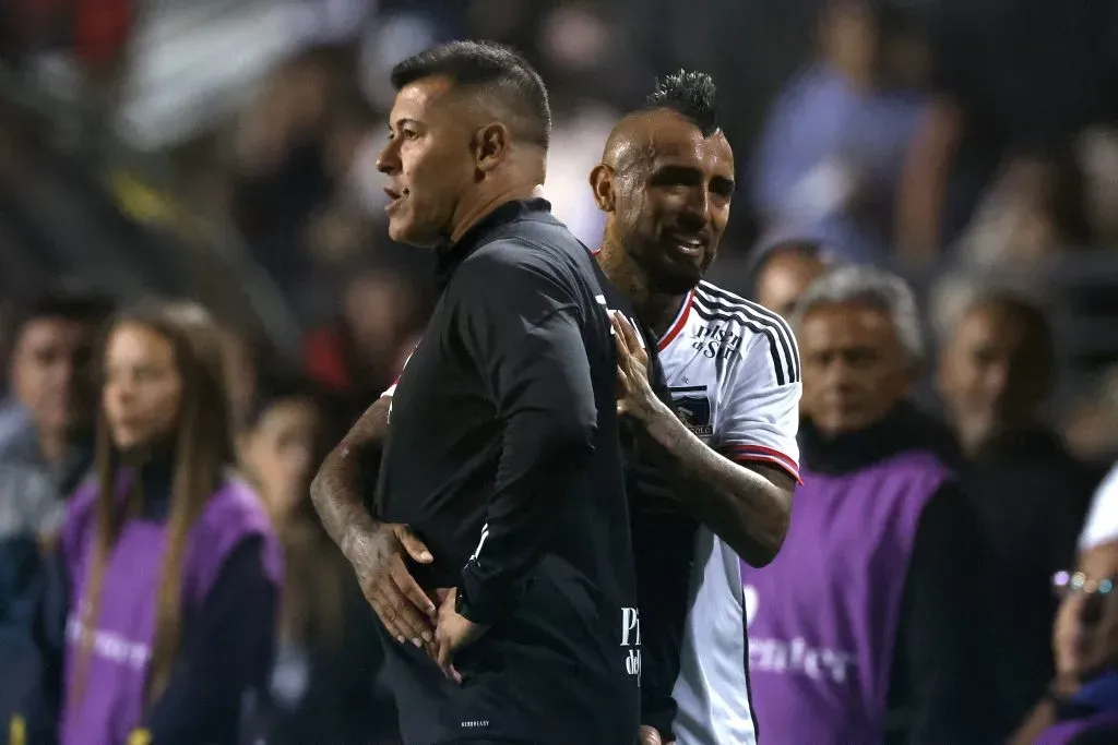 Arturo Vidal le pasó la pelota a Jorge Almirón por su presencia en el duelo de este domingo ante Everton.