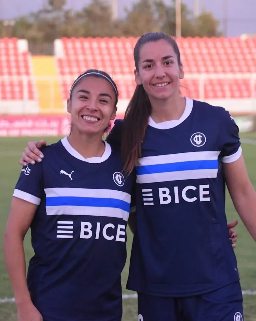 Nicol Sanhueza y Fernanda Fernández, dos ex Colo Colo en UC. (Foto: @CruzadasOficial)