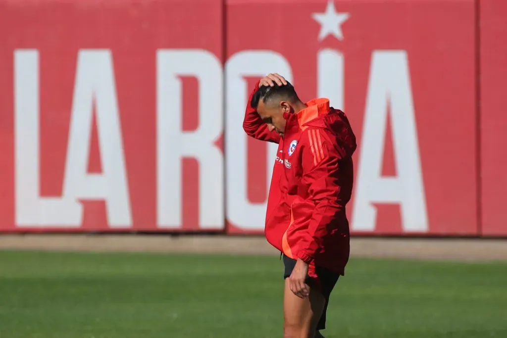 Alexis Sánchez sufrió molestias físicas en el entrenamiento de este miércoles y es baja para el partido ante Paraguay.