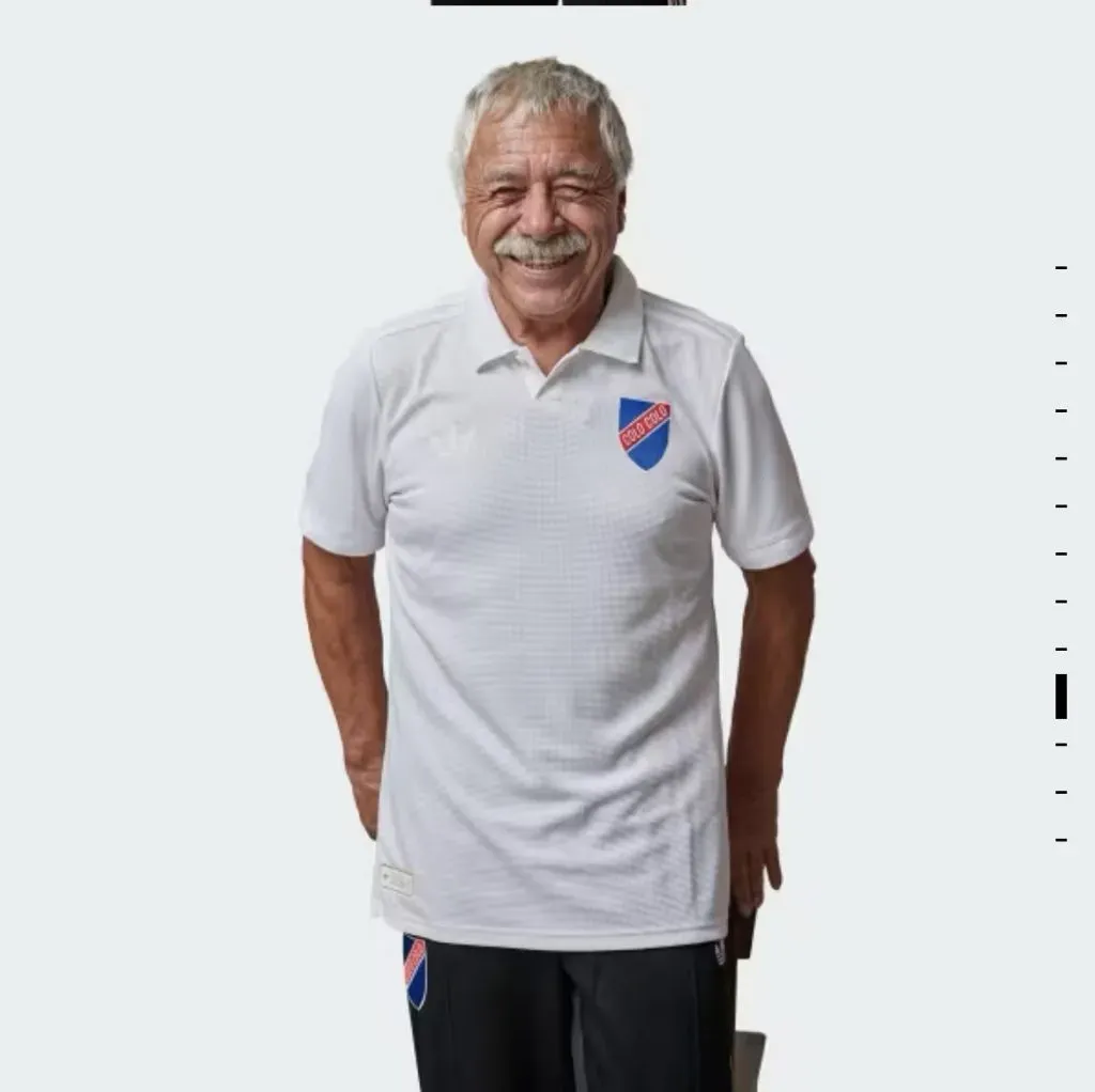 Carlos Caszely posando con la nueva camiseta.
