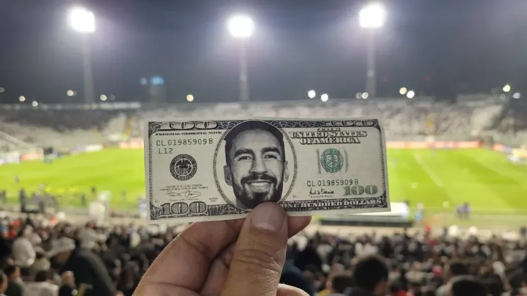 Los hinchas del Cacique recibieron a Juan Martín Lucero con billetes impresos con su cara.