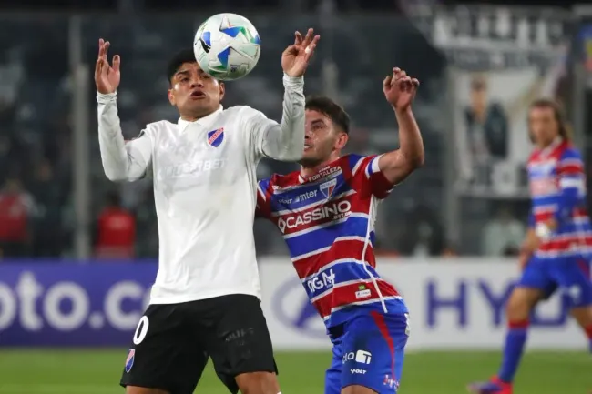 Duelo entre Colo Colo y Fortaleza se encuentra suspendido. Imagen: Jonnathan Oyarzun/Photosport