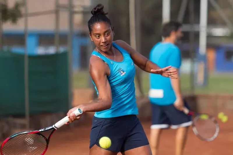 Daniela Seguel con el escudo de Colo Colo