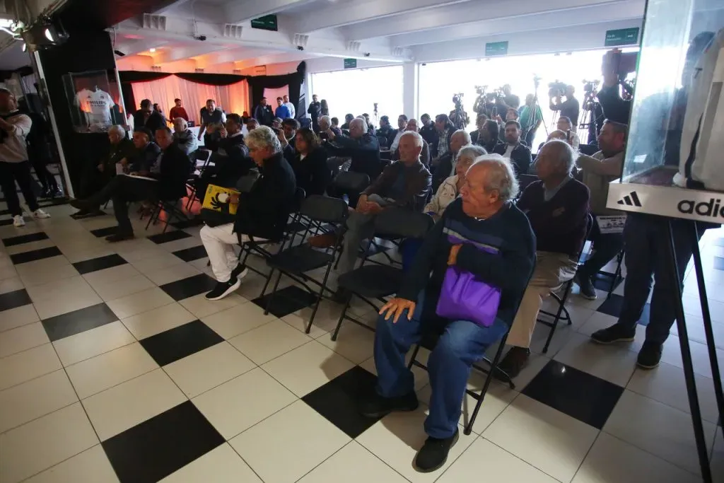 Hincha de Colo Colo cargó contra Blanco y Negro en la JOA.Imagen: Photosport