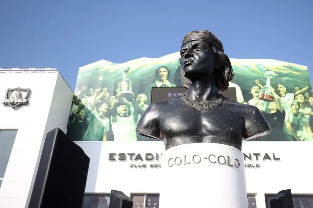 Colo Colo saluda a los trabajadors en su días. Imagen: Felipe ZancaPhotosport