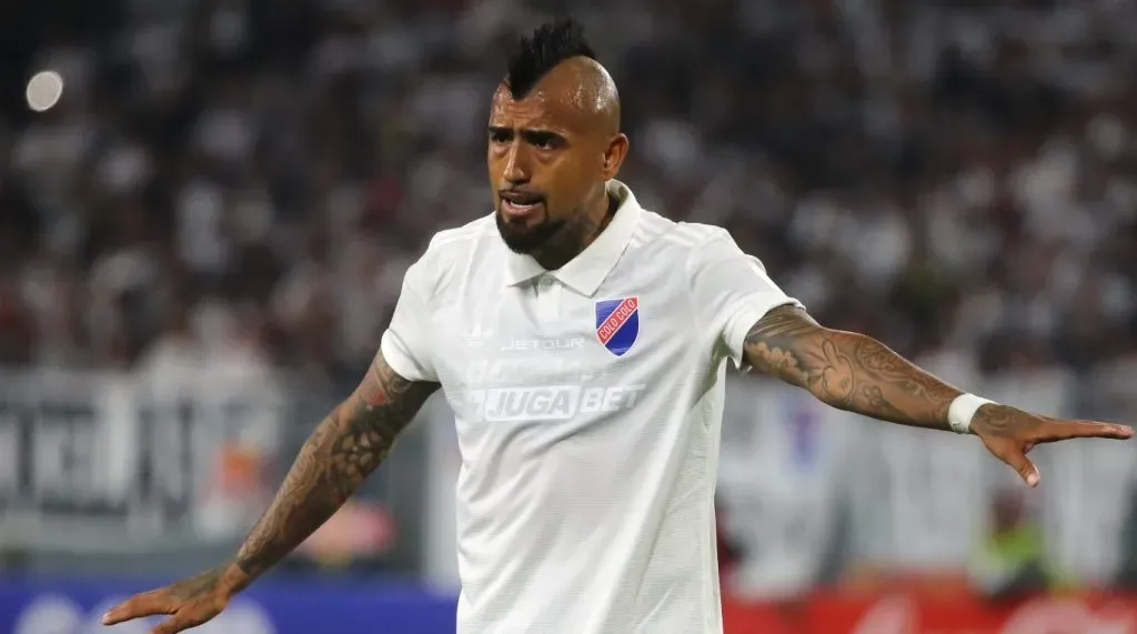 Arturo Vidal da la cara en Colo Colo