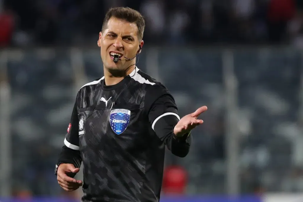 Gustavo Tejera será el árbitro del Colo Colo vs Racing en Argentina. Imagen: Jonnathan Oyarzun/Photosport