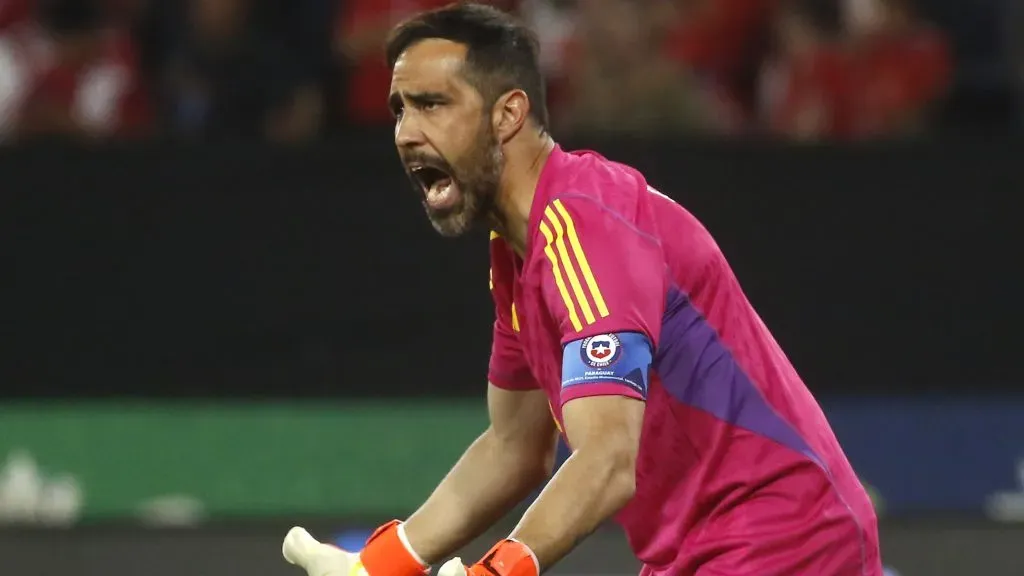 Claudio Bravo alzó la voz por el rendimiento de Aquino.