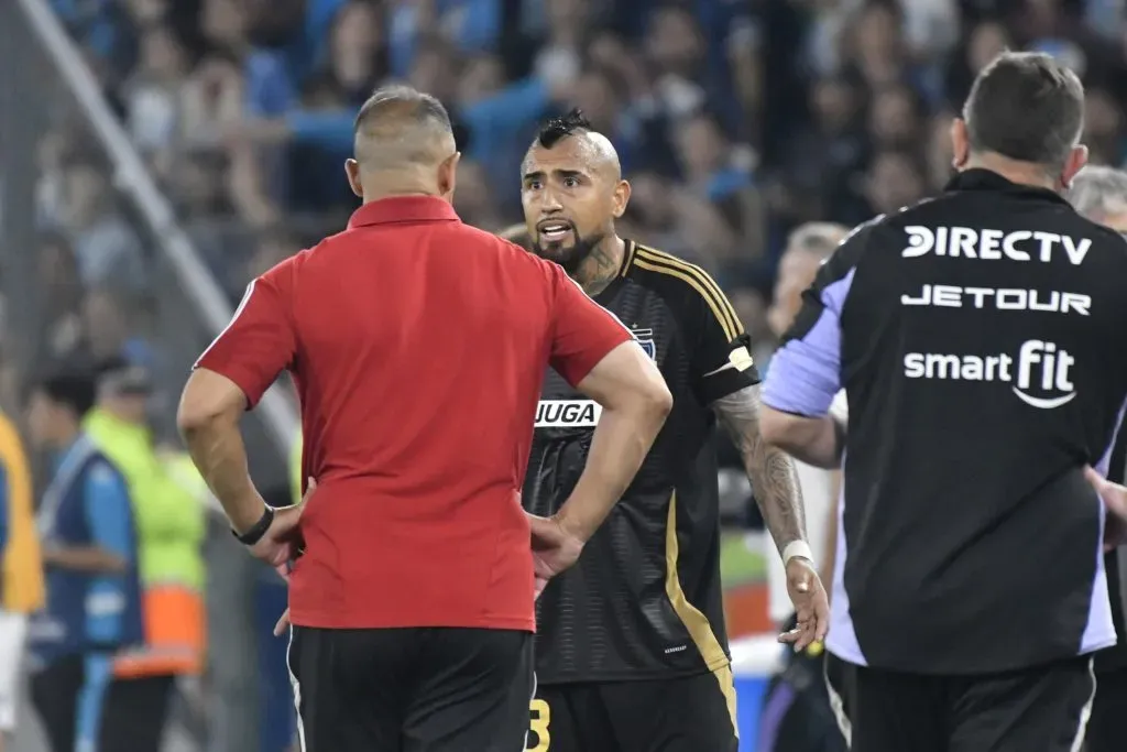 Arturo Vidal conversando con Jorge Almirón. (Foto: Photosport)