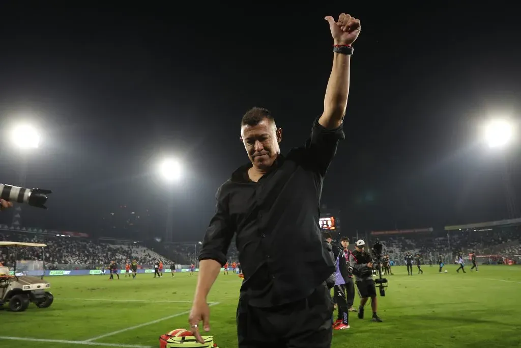 El profe salió de la cancha bajo los aplausos de los hinchas.