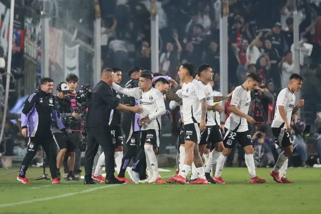 El plantel del Cacique le entregó todo su respaldo a Jorge Almirón en lo que fue el triunfo sobre Unión Española.