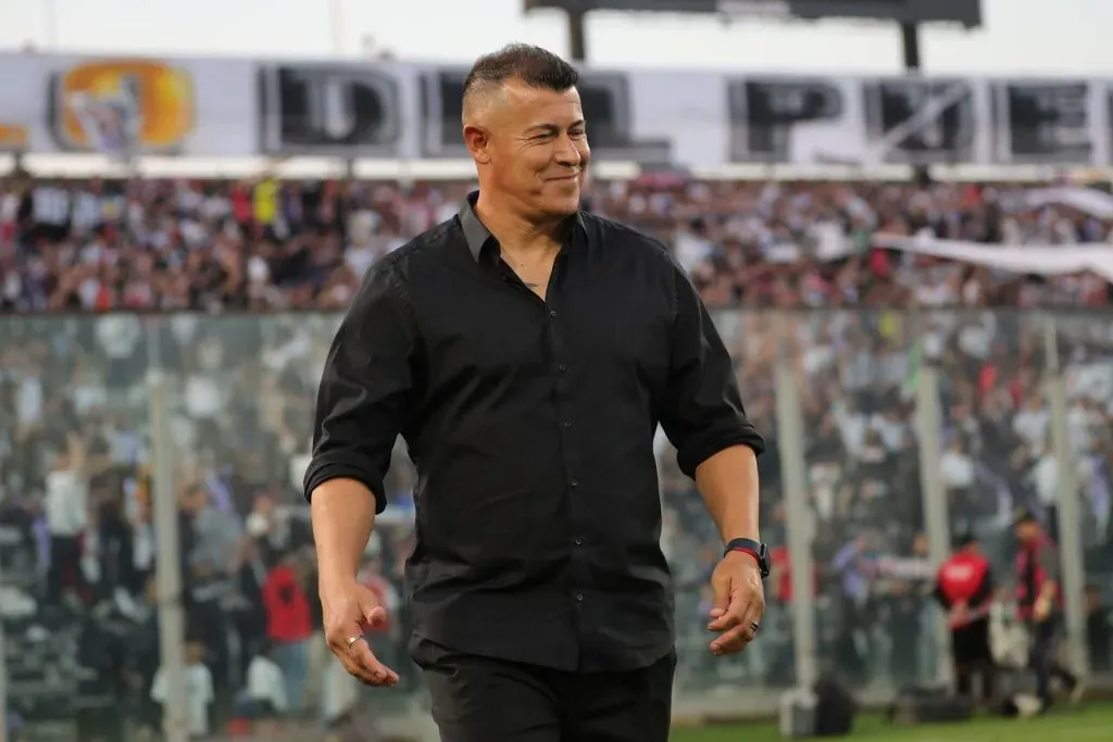 Jorge Almirón sigue recibiendo el cariño del público de Colo Colo. Imagen: Felipe Zanca/Photosport