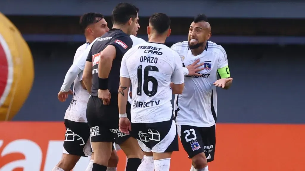 Arturo Vidal fue expulsado por reclamos en Colo Colo vs Audax Italiano.