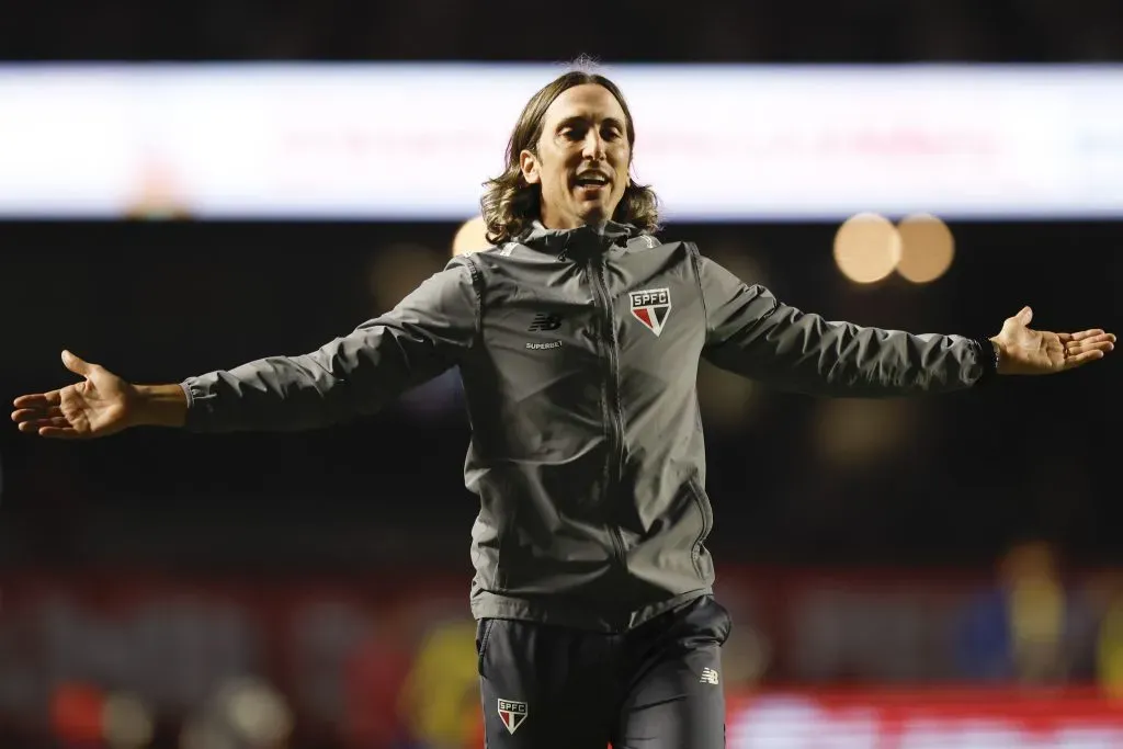 Luis Zubeldía dejó de ser DT de Sao Paulo. ¿Lo mirará Colo Colo?