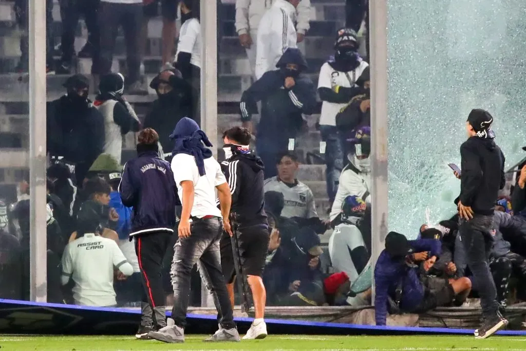 Un puñado de delincuentes vestidos de hinchas ingresaron a la cancha sólo a generar destrozos y sacarse fotos con los jugadores.