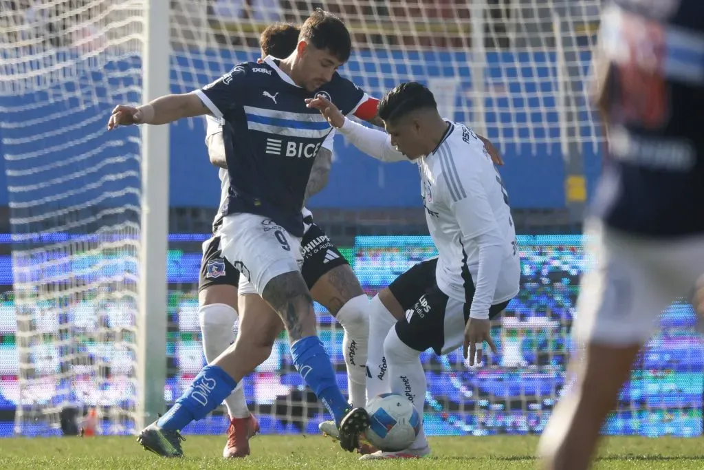 El volante enfrentando a la UC. (Foto: Photosport)