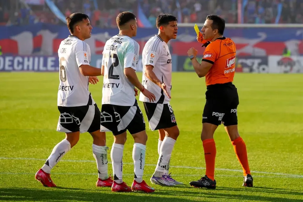 Esteban Pavez será baja ante La Serena tras ser expulsado en el Superclásico. Imagen: Pepe Alvujar/Photosport