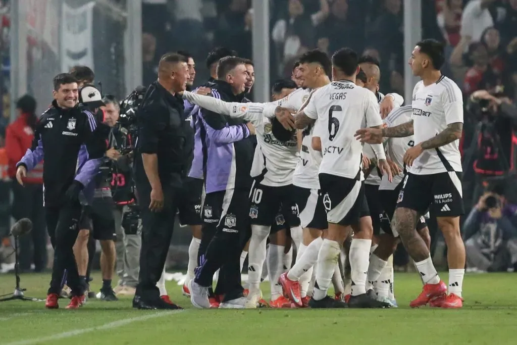 En Colo Colo dan a conocer la relación que existe entre el plantel y Jorge Almirón. Imagen: Dragomir Yankovic/Photosport