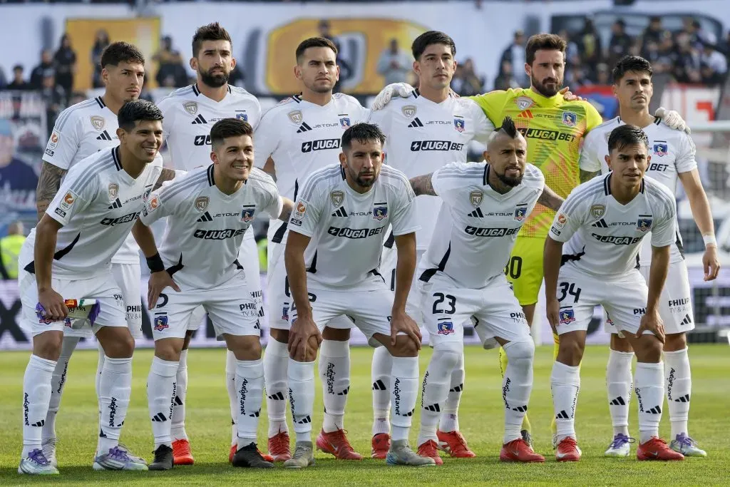 Formación de Colo Colo con el Real Valladolid. (Foto: Photosport)