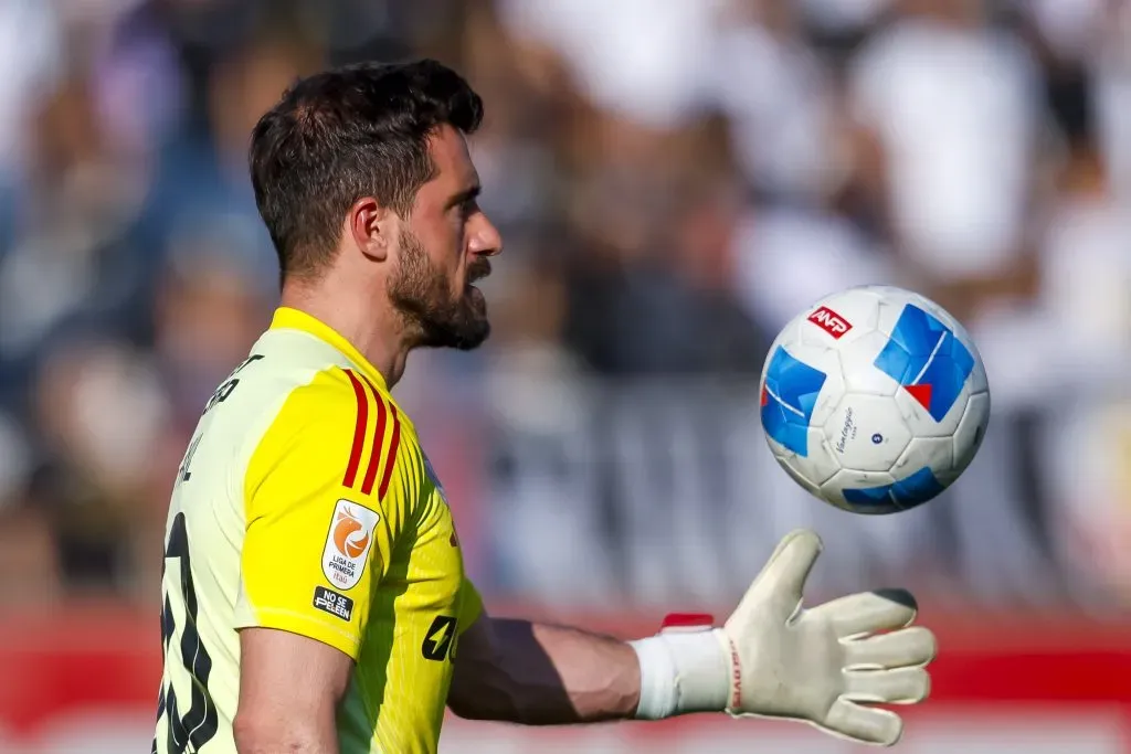 Claudio Bravo se saca el sombrero con Fernando de Paul.