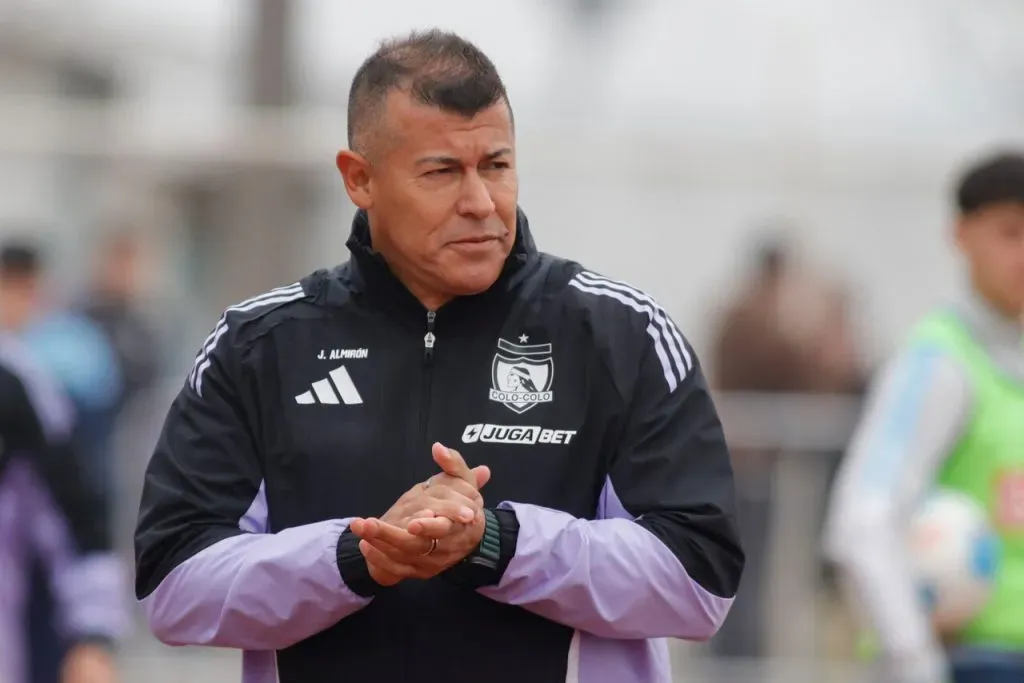 Alfredo Stöhwing respalda a Jorge Almirón en Colo Colo. Imagen: Jorge Loyola/Photosport