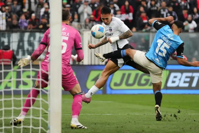 Javier Correa empareja el marcador. Imagen: Felipe Zanca/Photosport