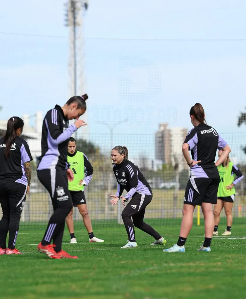 Las albas se entrenan pensando en la U de Concepción. (Foto: @ColoColoFem)