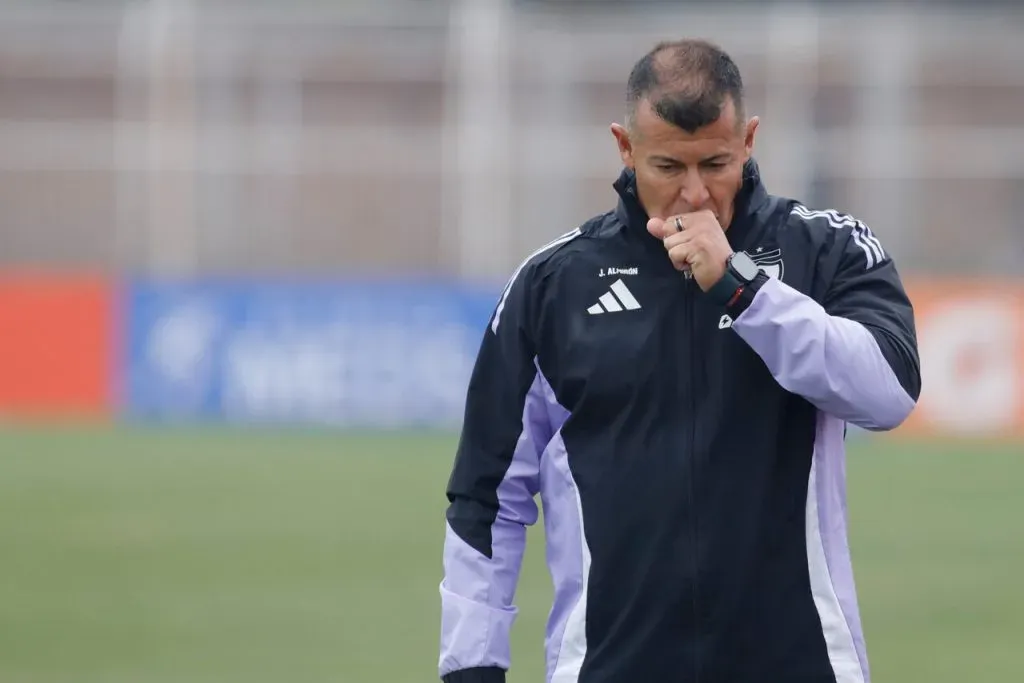 Jorge Almirón recibió las primeras críticas por parte de Alfredo Stöhwing en Colo Colo. Imagen: Jorge Loyola/Photosport