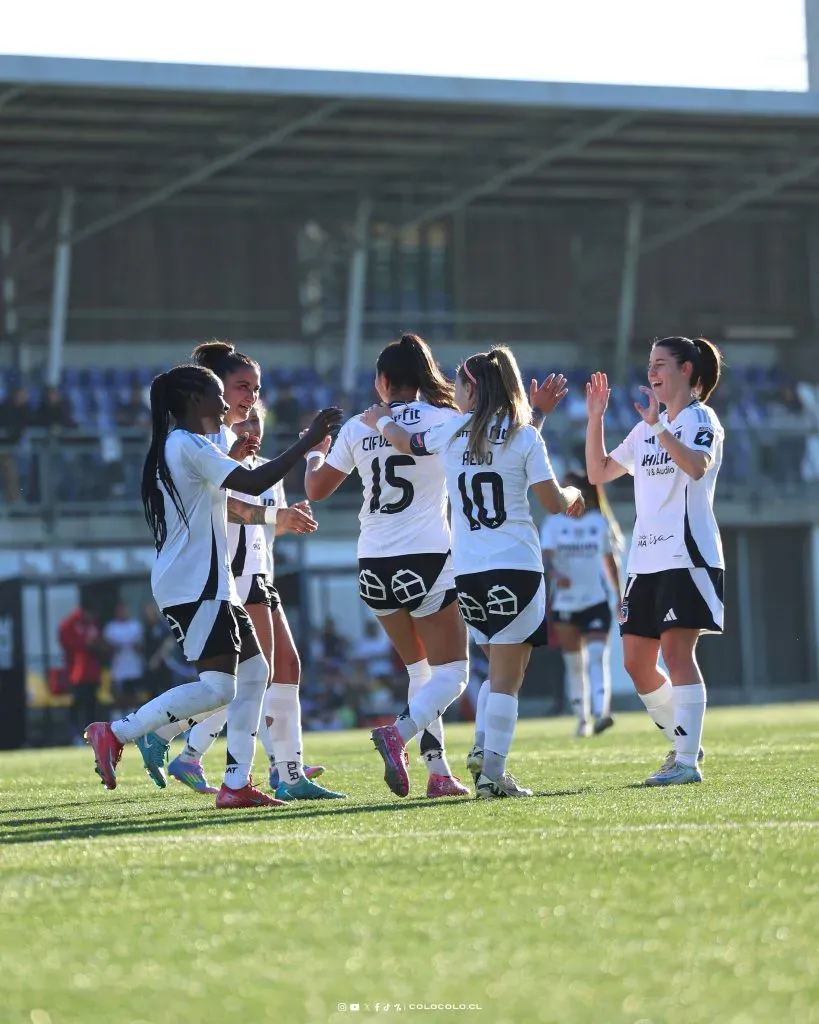 Jugadoras celebrando el triunfo. (Foto: @ColoColoFem)