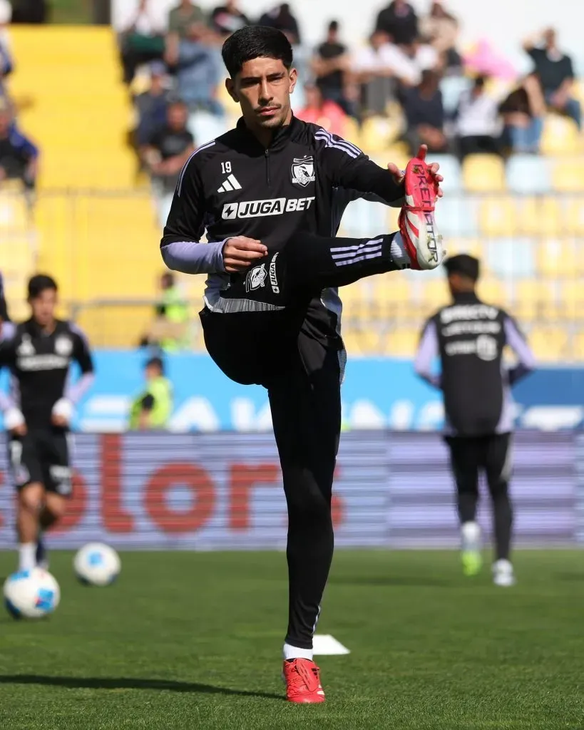 Salomón Rodríguez en el calentamiento previo vs. Everton. (Foto: Colo Colo)