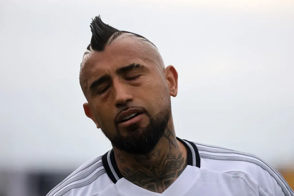 Arturo Vidal colma la paciencia de Alfredo Stohwing en Colo Colo.