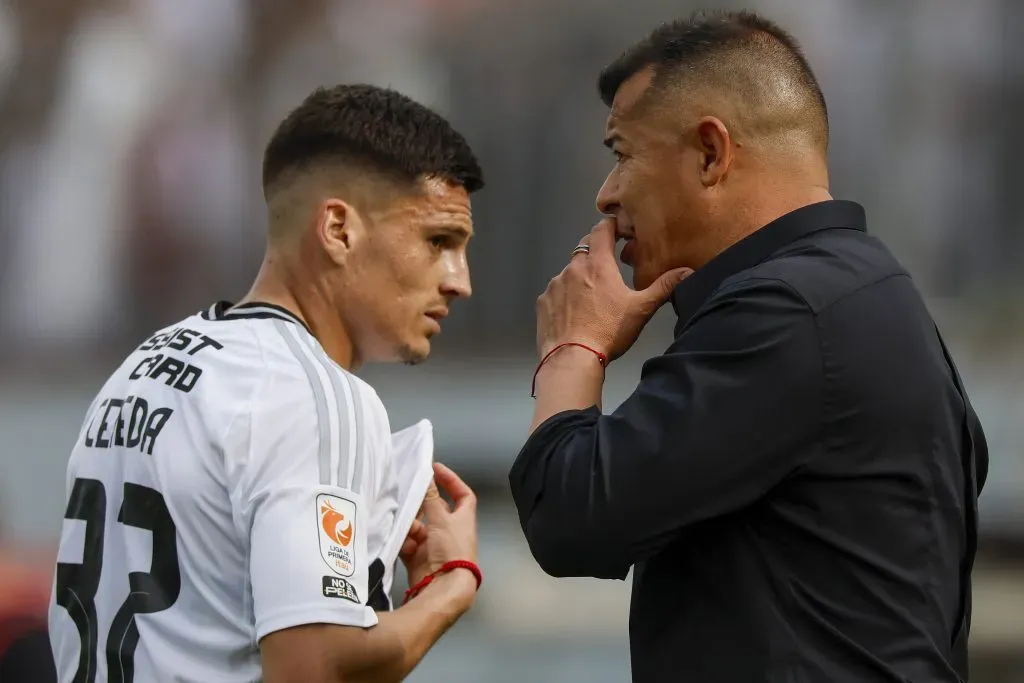Almirón y Cepeda conversando en la cancha. (Foto: Photosport)