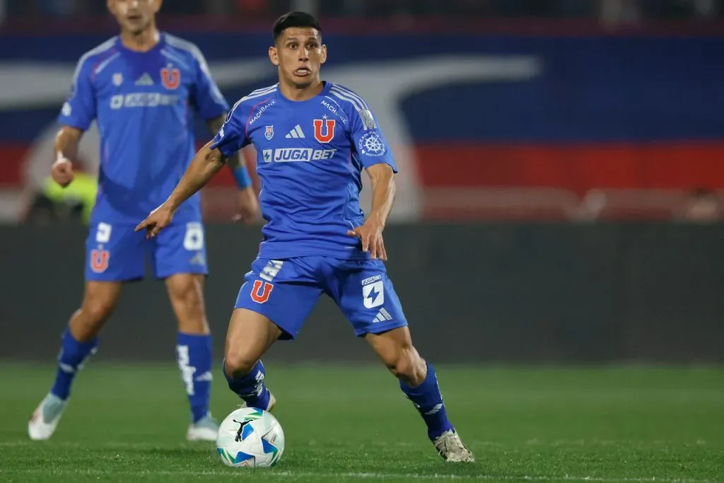 Israel Poblete puede ser baja en la U de cara al Superclásico ante Colo Colo. Imagen: Andres Pina/Photosport