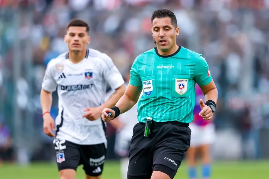 Cristián Garay denunció lanzamientos de proyectiles en el clásico entre Colo Colo y la UC. Imagen: Pepe Alvujar/Photosport