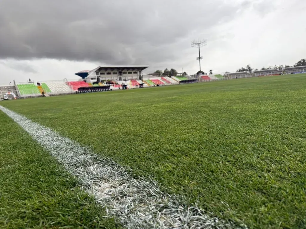 Así está la cancha del Municipal de La Cisterna. (Foto: DaleAlbo)