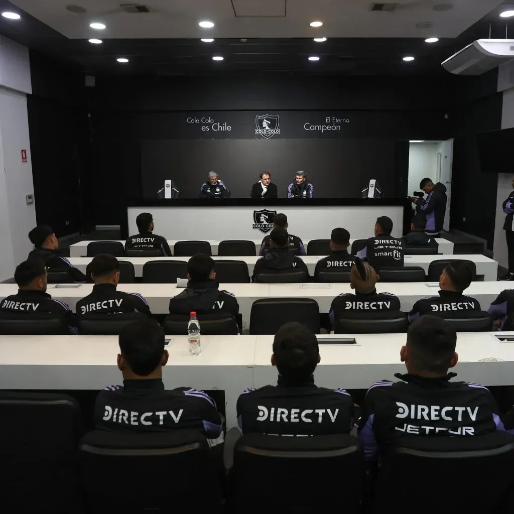 Fernando Ortiz en su breve charla con el plantel antes de entrenar | Foto: Colo Colo