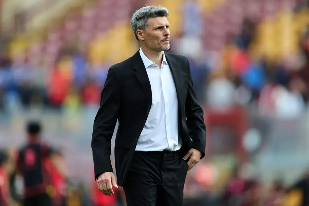 Gonzalo Jara aconsejó a Fernando Ortiz en Colo Colo.Imagen: Javier Torres/Photosport