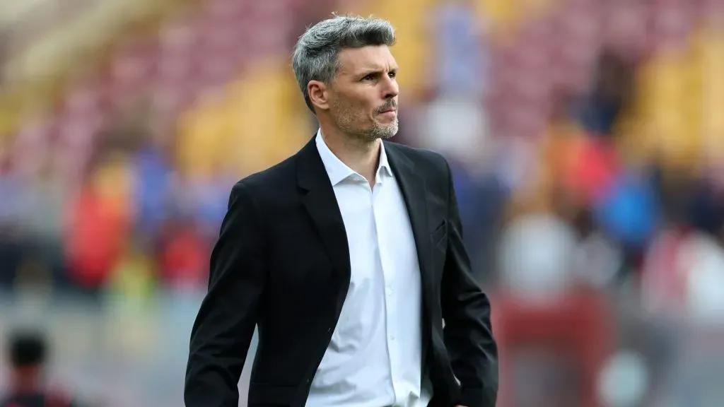 Fernando Ortiz defiende el mediocampo de Colo Colo.