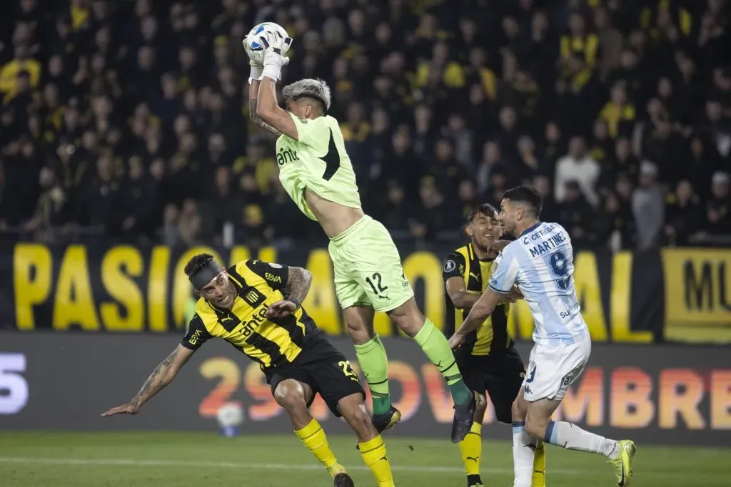 Brayan Cortés en la ida del partido con Racing. (Foto: Getty Images)