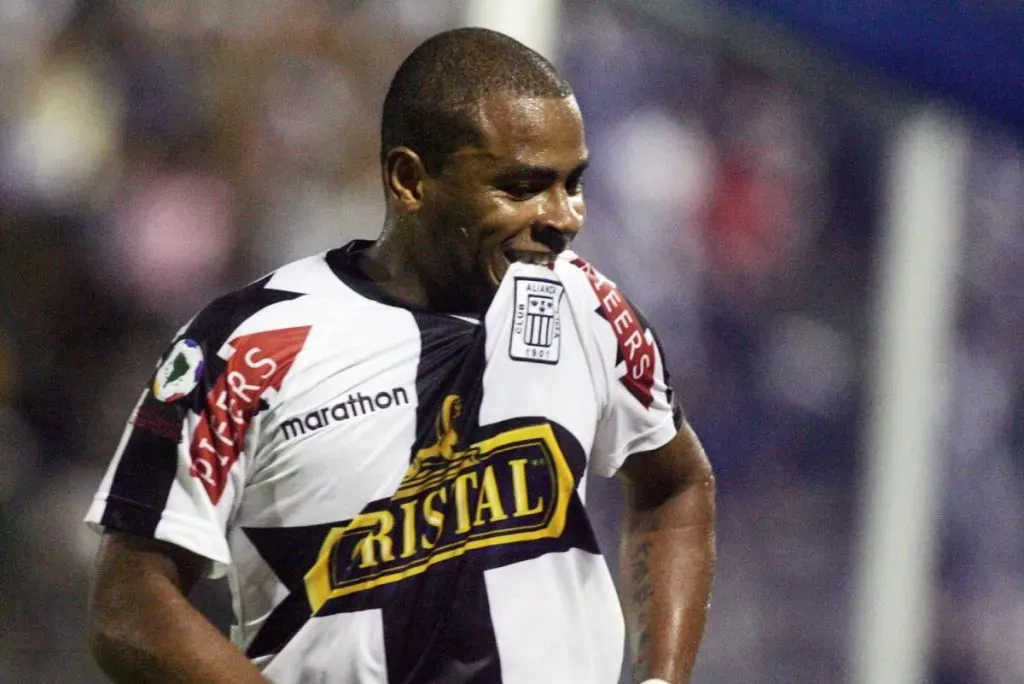 Wilmer Aguirre con la camiseta de Alianza Lima