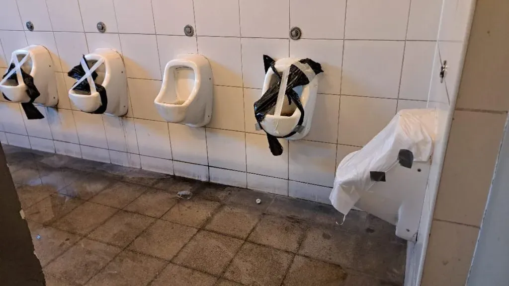 Los baños del Estadio Nacional en el sector Andes.