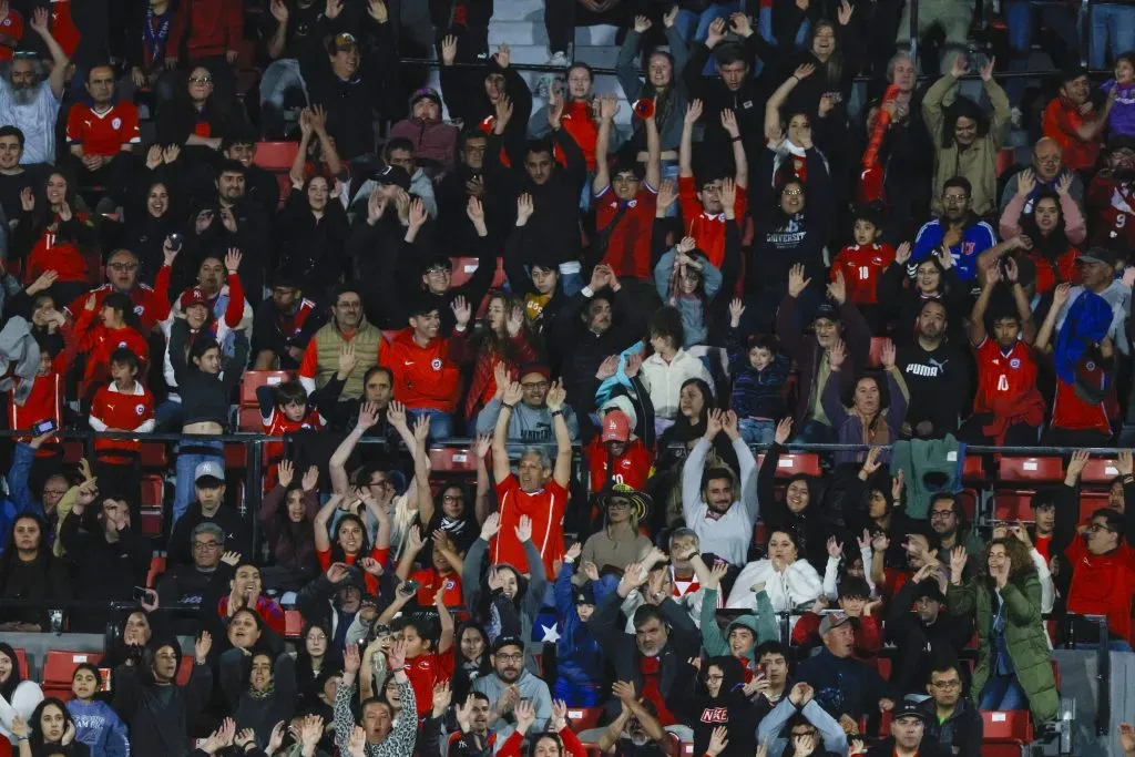 Hinchas de la Roja acompañando a la Selección Chilena. (Foto: Photosport)