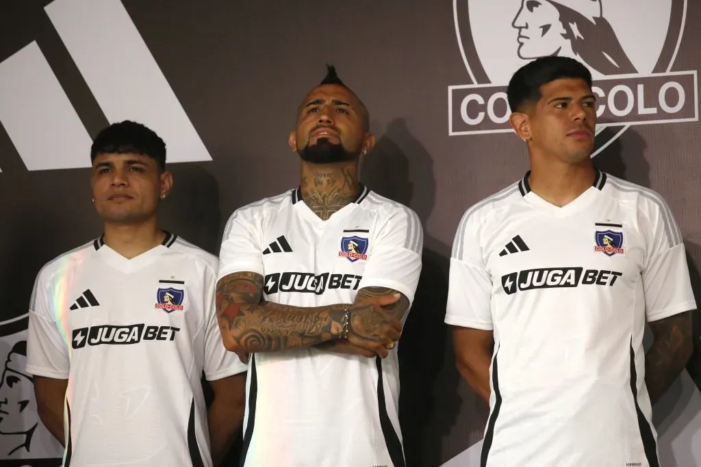 Arturo Vidal y Esteban Pavez en la presentación de la camiseta. (Foto: Photosport)