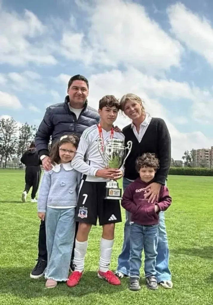 Manuel Neira junto a Santiago, campeón con Colo Colo Sub 11. Imagen: Historias de Instagram de Manuel Neira