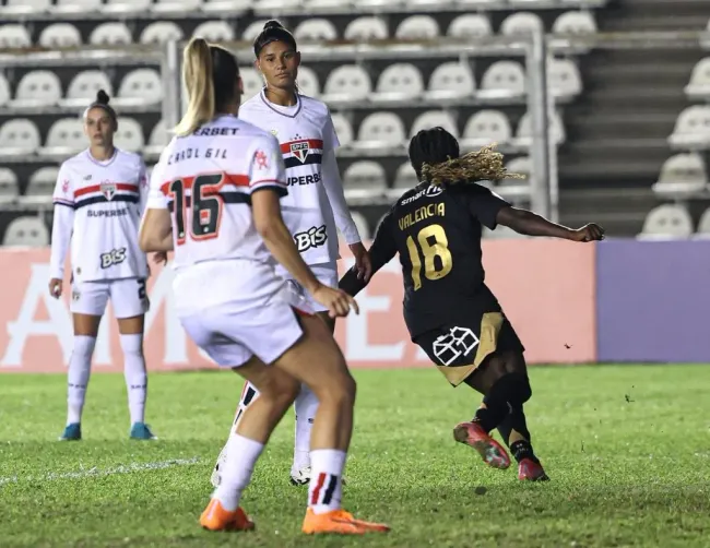 Mary Valencia volvió a darle el triunfo a un sólido Colo Colo.