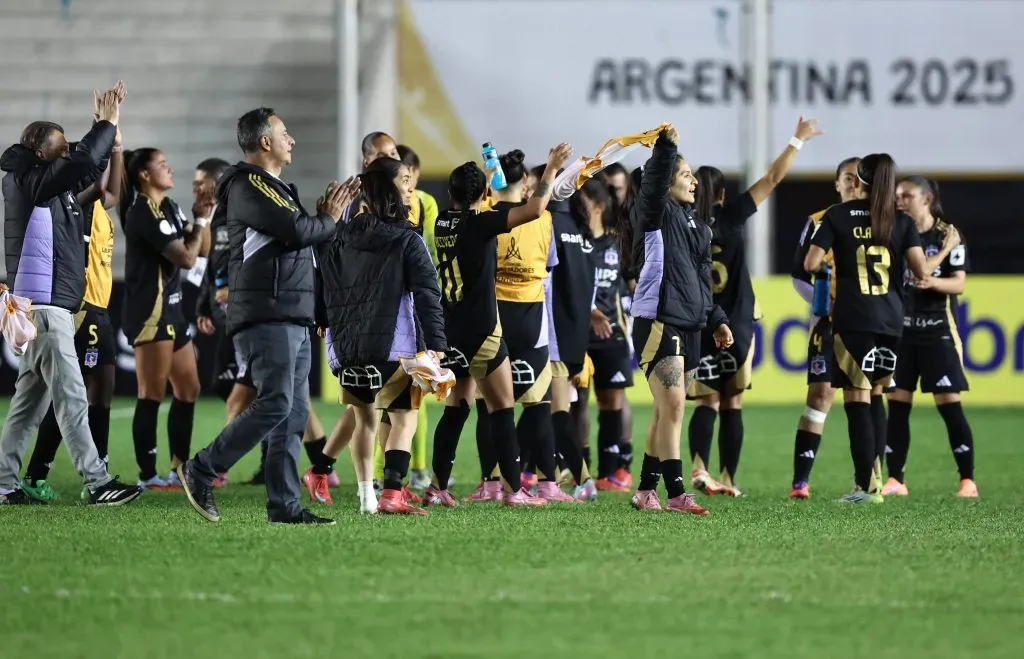Aníbal Mosa junto a las jugadoras de Colo Colo en la Copa Libertadores femenina. (Foto: Staff Images Woman / CONMEBOL)